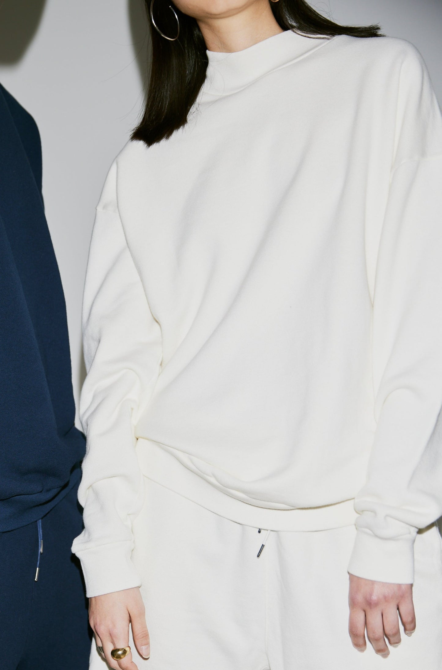 Melt モックネックスウェットシャツ‐Off White（Unisex）